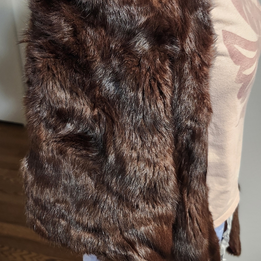 Pre-owned,  but very good condition women's fur shawl. - Picture 13 of 13